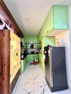 Kühlschrank, Herdplatte, Geschirrspüler, Mixer