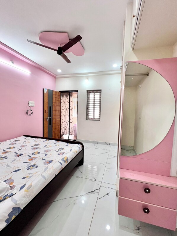 4 habitaciones, tabla de planchar con plancha, wifi y ropa de cama 