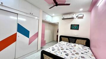 4 bedrooms, iron/ironing board, WiFi, bed sheets