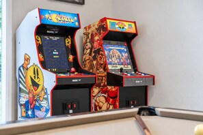 Twee speelautomaten met opvallende graphics en spelinterfaces.