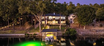 Lakefront: 7BR · Dock · Hot Tub · Sauna Sleeps 15
