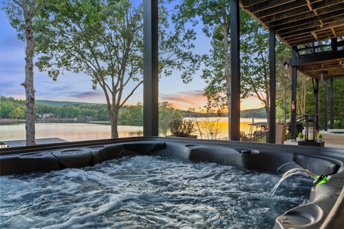 Lakefront Luxury Home: Sleeps 15 | Spa & Game Room