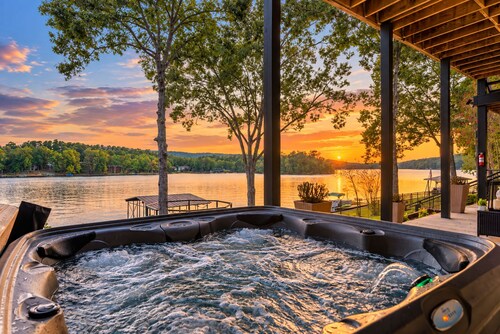 Lakefront ·Hot Tub ·Sauna · Private Dock ·Fire Pit