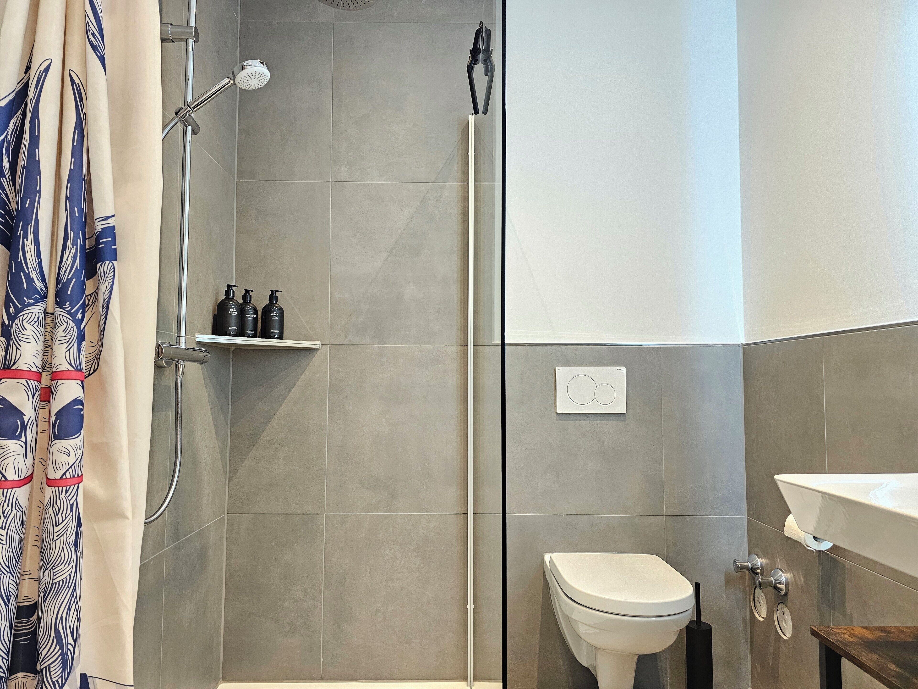 Dusche, Haartrockner, Handtücher, Seife