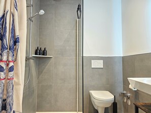 Een douche, een haardroger, handdoeken, zeep