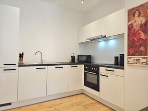 Kjøleskap, mikrobølgeovn, ovn og kokeplater