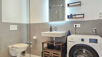 Dusche, Haartrockner, Handtücher, Seife