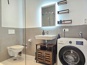 Dusj, hårføner, håndklær og såpe