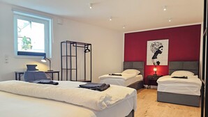 1 bedroom, desk, iron/ironing board, travel crib - Ruby - Right next to the castle, balcony, PS4 & Stream (Montabaur)