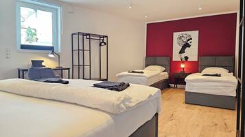 1 Schlafzimmer, Schreibtisch, Bügeleisen/Bügelbrett, Reisekinderbett