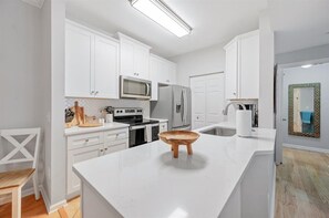 Frigorífico, microondas, horno y placa de cocina