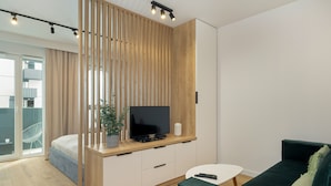 Estudio, balcón | Sala de estar | Smart TV de 36 pulgadas con canales digitales