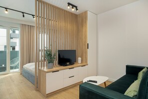Studio, Balcony | Living room | 36-inch Smart TV with digital channels - Studio in Poznań With Parking by Renters (Poznan)