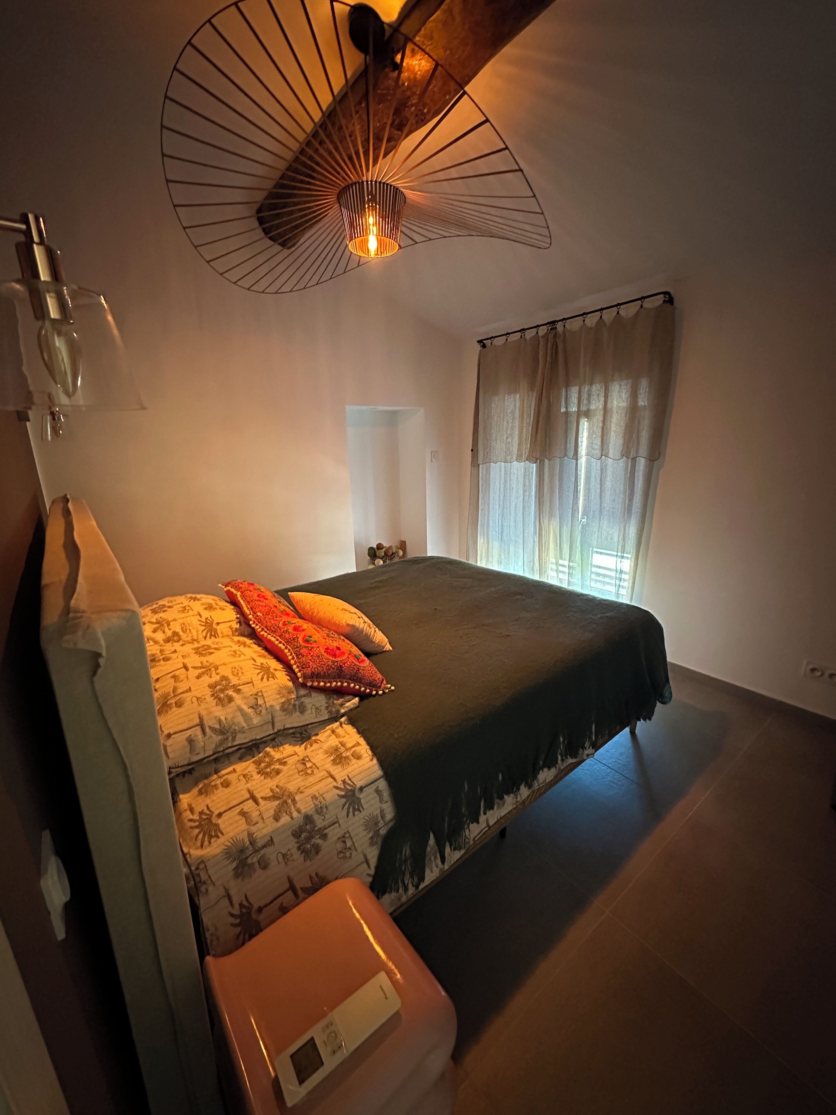 2 slaapkamers, een strijkplank/strijkijzer, gratis wifi, beddengoed