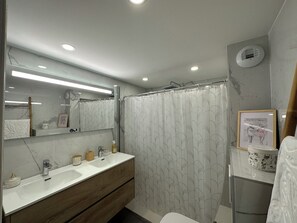 Hair dryer, towels, soap, toilet paper - Appartement Moderne Centre Ville Dans Immeuble Ancien 5 mn des Plages (Propriano)