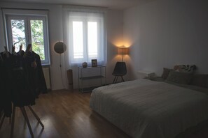 1 dormitorio, tabla de planchar con plancha, wifi y ropa de cama