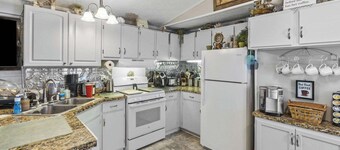 Waterfront mobile home with AC in quite Merritt NC! 