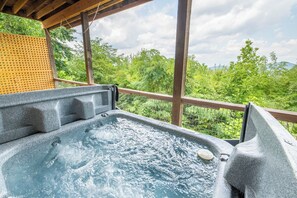 Outdoor spa tub - *Amazing 3BD Lodge w/ HOT TUB! Fire Pit + Arcades* (Sevierville)