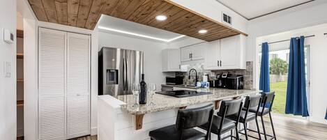 Kylskåp, mikrovågsugn, spishäll och diskmaskin