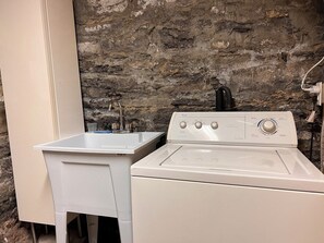 Interior - Charming sunny vintage studio with a balcony in the heart of Plateau Mont-Royal. (Montréal)
