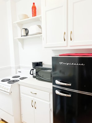 Refrigerador, microondas, horno y parrilla de estufa 