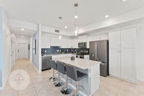 Fridge, microwave, oven, stovetop - 3191-307 Resort Lake View Disney Universal Orlando (Kissimmee)