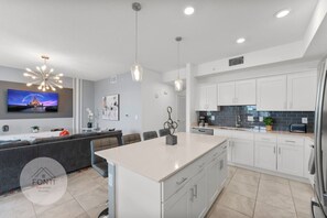 Fridge, microwave, oven, stovetop - 3191-307 Resort Lake View Disney Universal Orlando (Kissimmee)