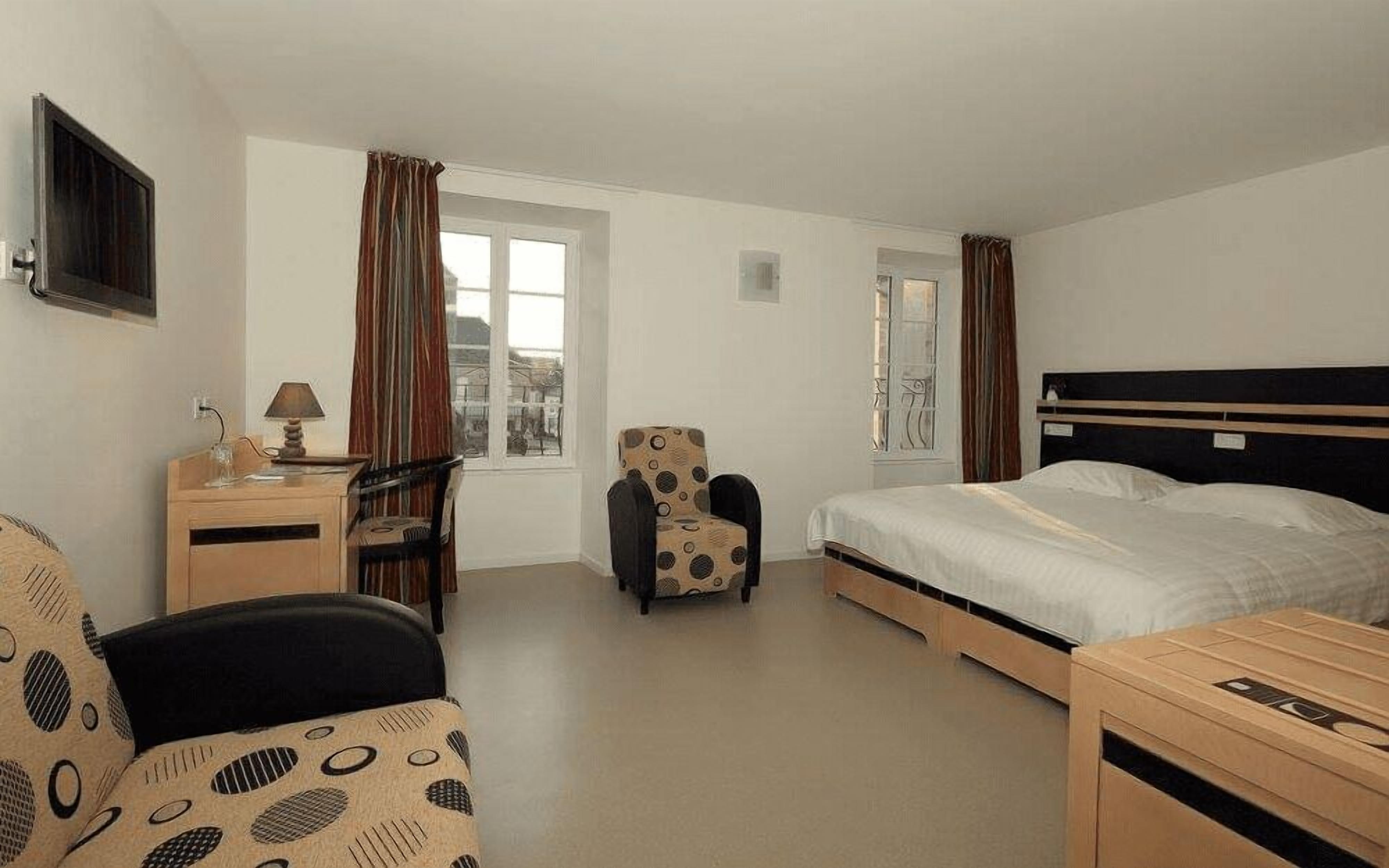 Firemannsrom – familie | Safe på rommet, skrivebord, blendingsgardiner og lydisolert