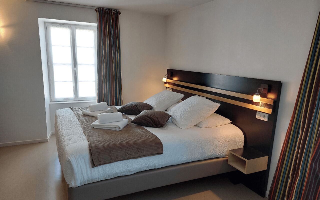 Dobbeltrom – comfort | Safe på rommet, skrivebord, blendingsgardiner og lydisolert