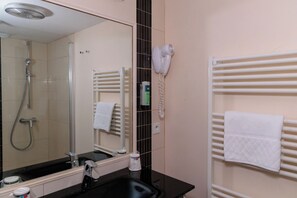 Haartrockner, Handtücher, Seife, Shampoo