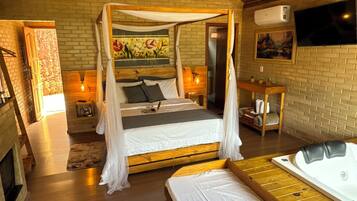 1 habitación, espacio para trabajar con laptop y cortinas blackout