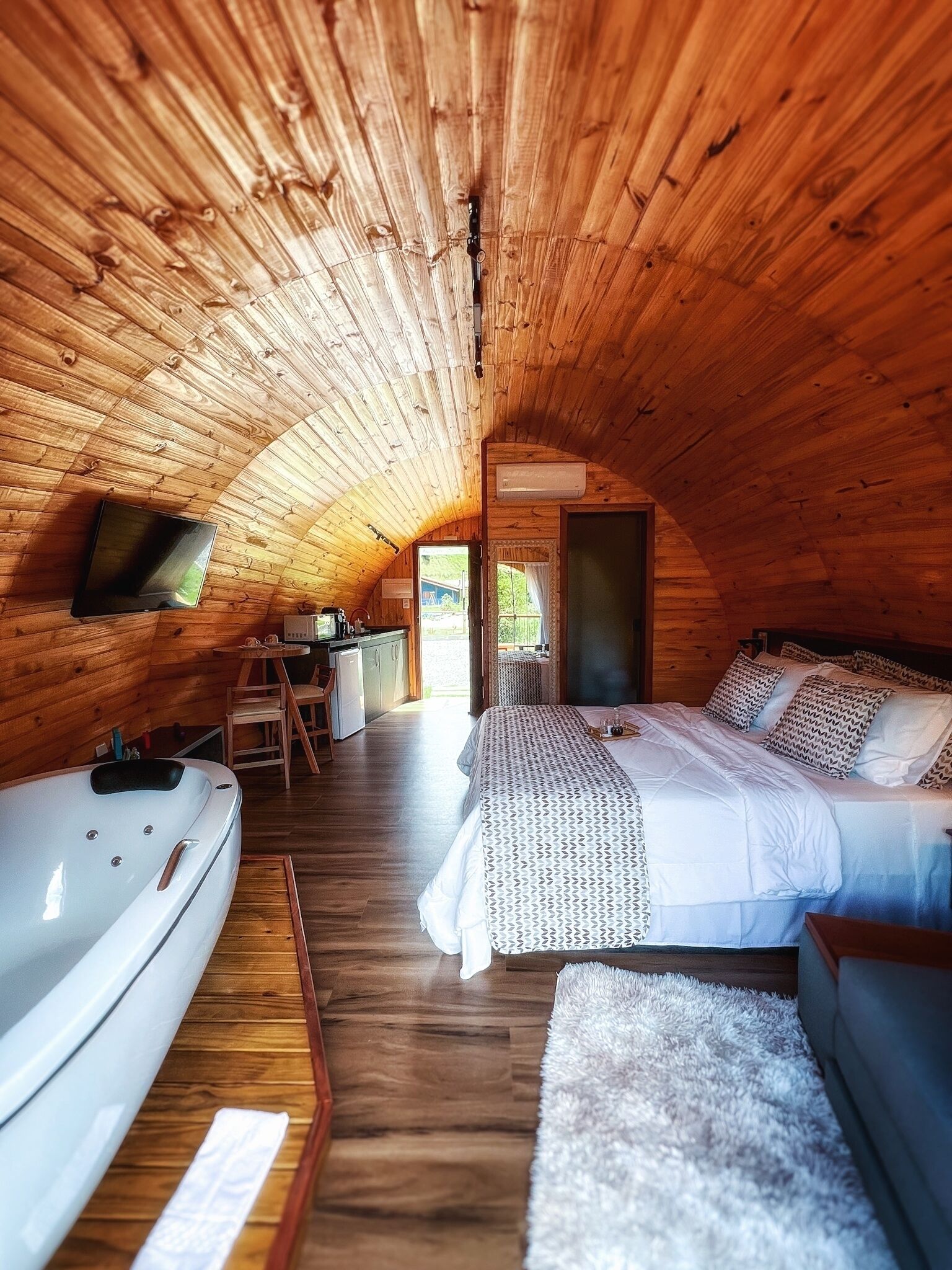 Chalé Barril | Laptop workspace, blackout drapes, iron/ironing board, free WiFi