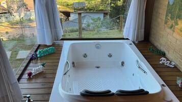 Tina y regadera independientes, secadora de cabello, batas, toallas