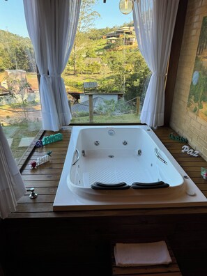 Separate tub and shower, hair dryer, bathrobes, towels - Chalés Villa Caravaggio by Easy Hotéis (Santa Teresa)