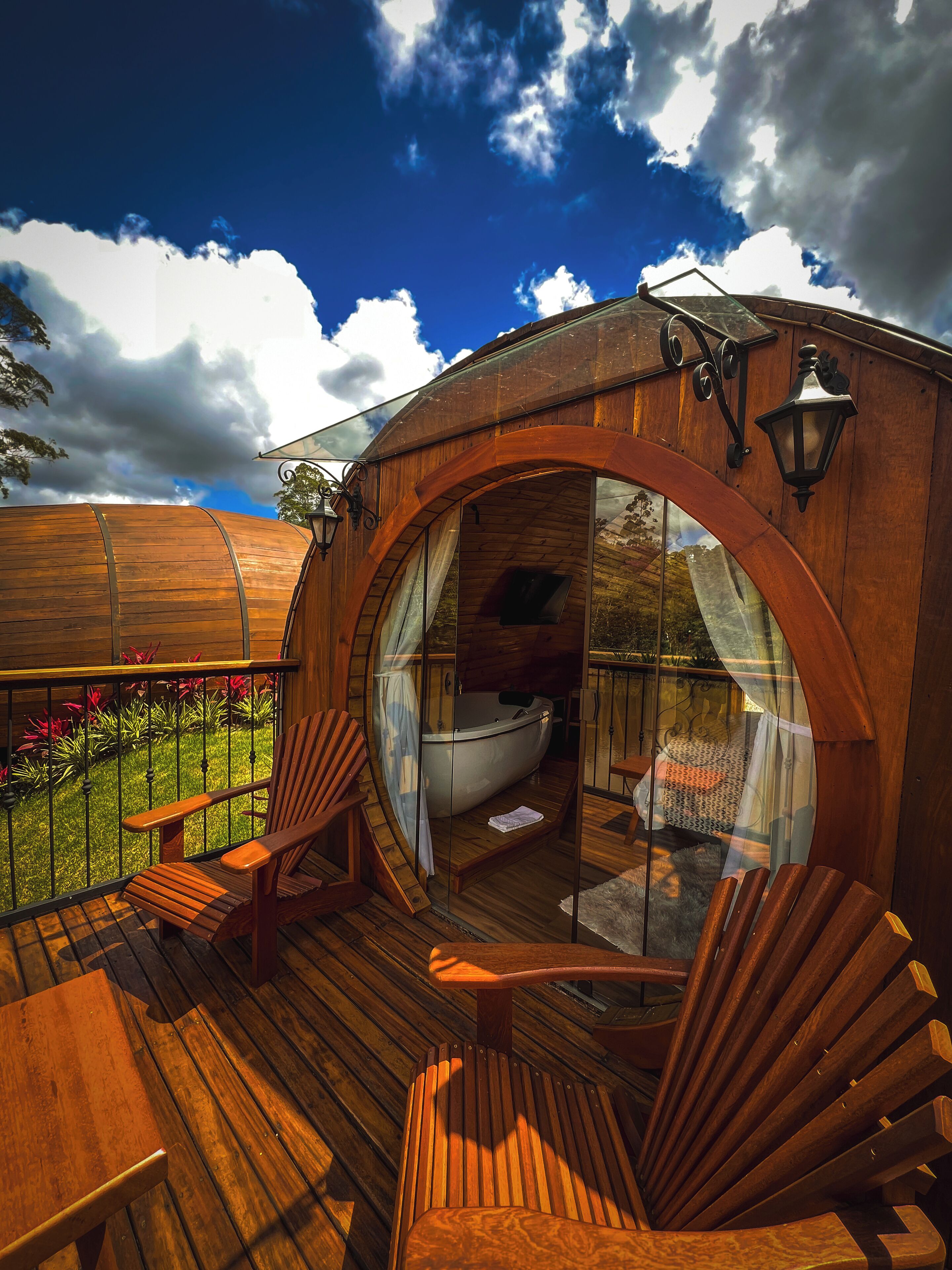 Espacio para trabajar con laptop y cortinas blackout 