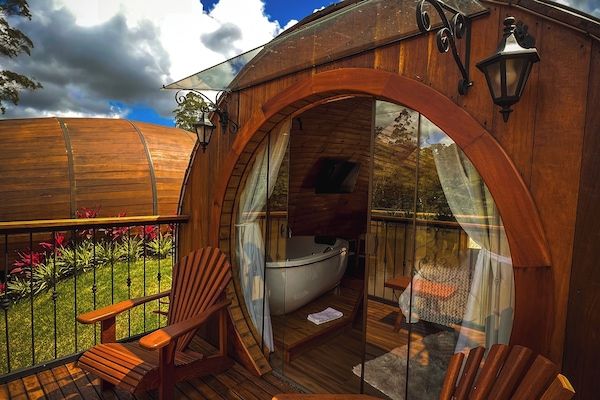 Chalé Barril | Espaço de trabalho para notebook, cortinas blackout