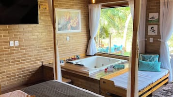 Chalé Lago | Espaço de trabalho para notebook, cortinas blackout