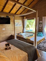 Chalé Lago | Espacio para trabajar con un portátil y cortinas opacas