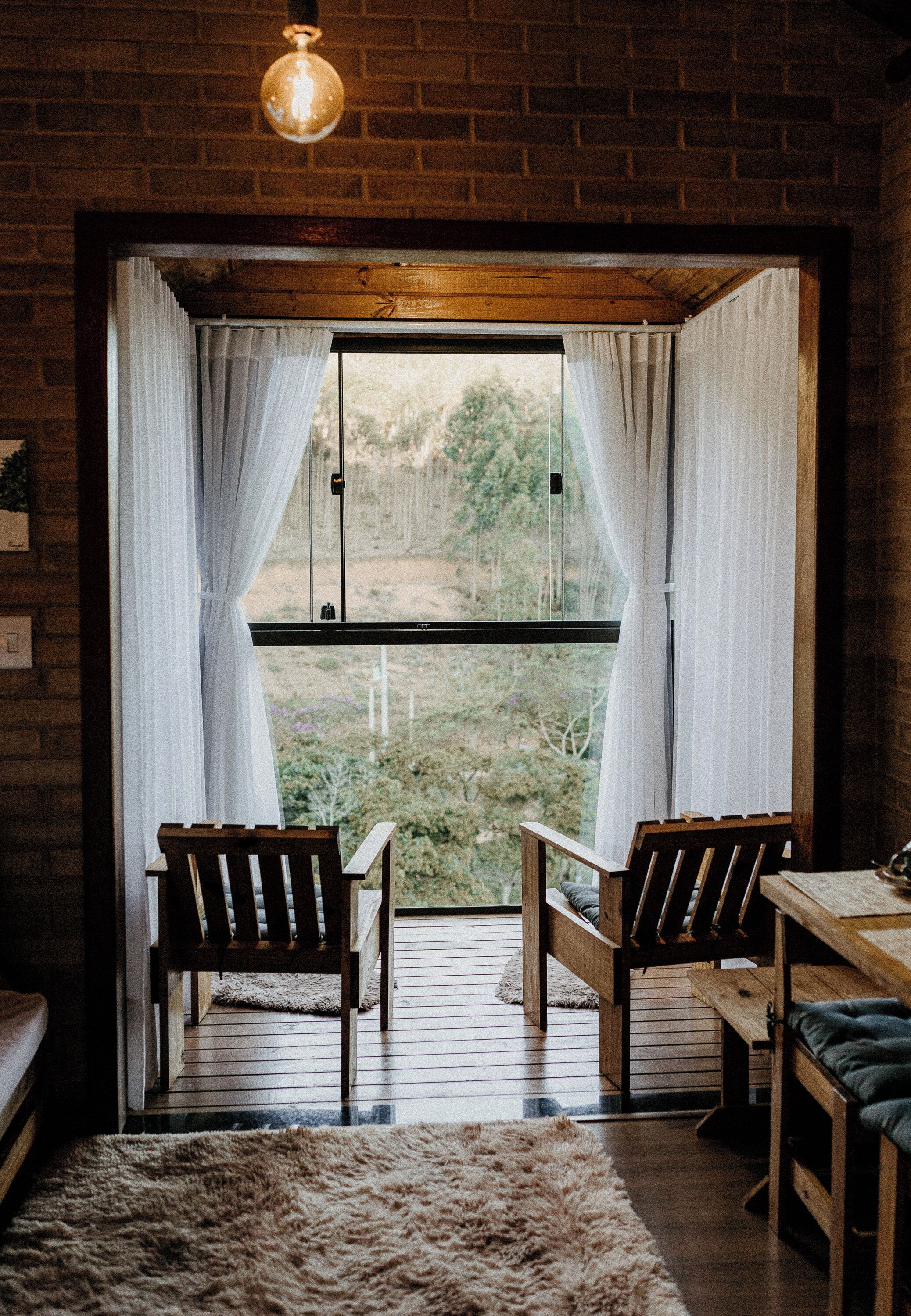 Espacio para trabajar con laptop y cortinas blackout 