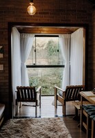 Chalé Superior | Espacio para trabajar con un portátil y cortinas opacas