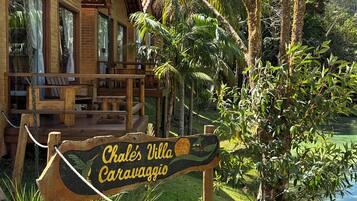 Vista frontal de la propiedad