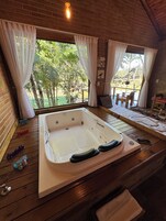 Chalé Lago | Espacio para trabajar con un portátil y cortinas opacas