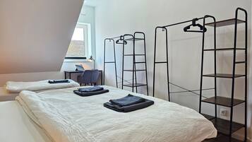 1 Schlafzimmer, Schreibtisch, Bügeleisen/Bügelbrett, Reisekinderbett