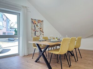 Dining - Topaz - Right next to the castle, balcony, switch & stream (Montabaur)
