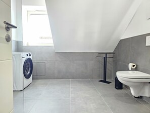Shower, hair dryer, towels, soap - Topaz - Right next to the castle, balcony, switch & stream (Montabaur)