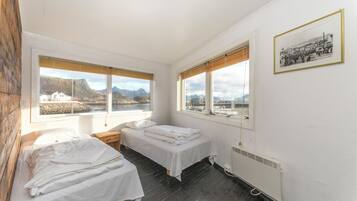 Escritorio, espacio para trabajar con laptop y wifi gratis