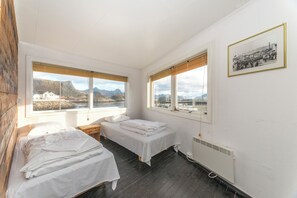 Escritorio, espacio para trabajar con laptop y wifi gratis 