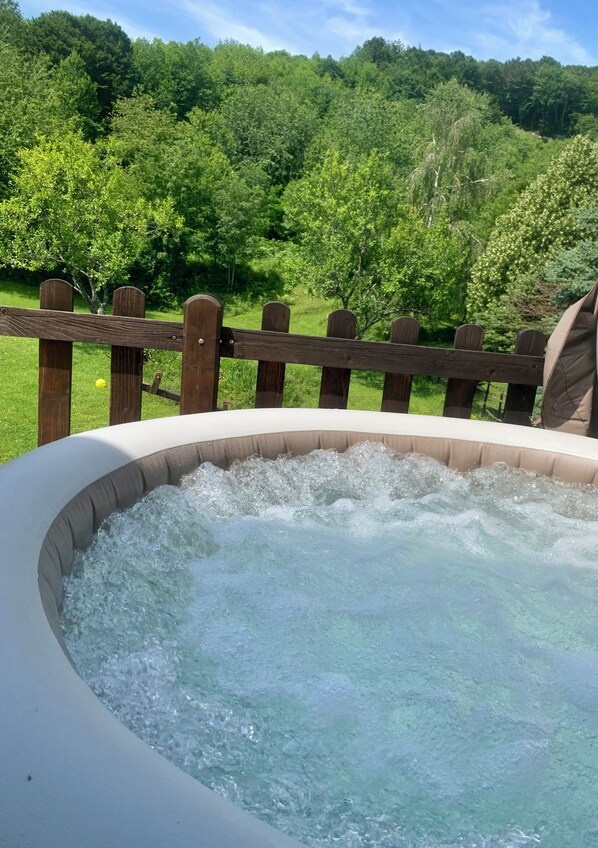 Tina de hidromasaje al aire libre