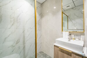 Ducha, artículos de higiene personal gratuitos y secador de pelo