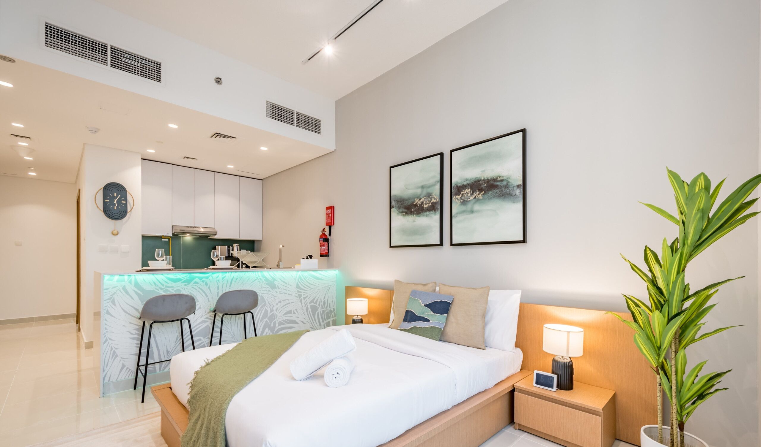 خزنة داخل الغرفة ومكواة/لوح كي وواي فاي مجانًا وملاءات أسرّة